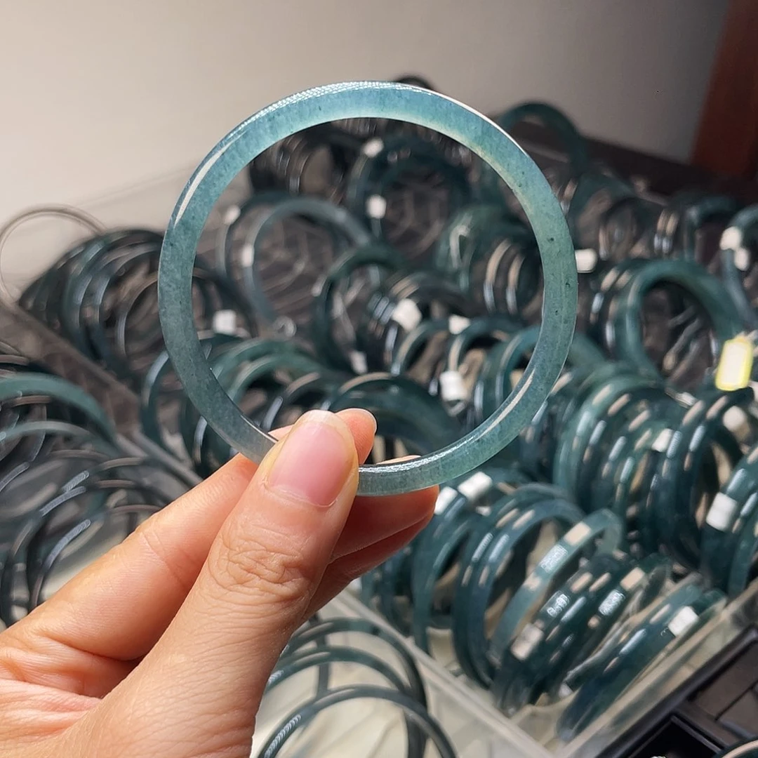 翡翠手镯未镶嵌翡翠手镯