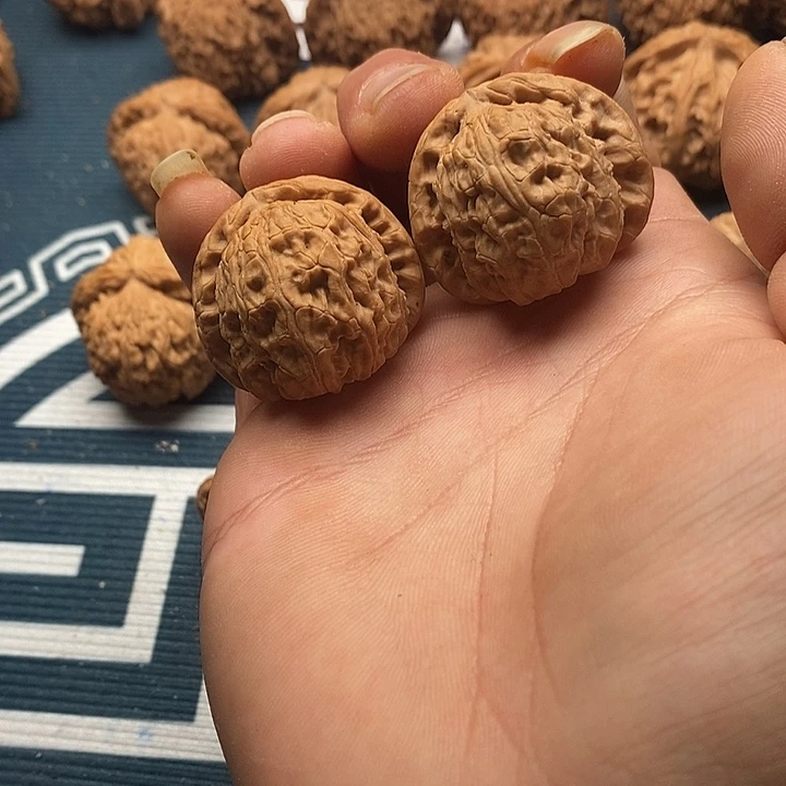 文玩核桃吊坠白狮子36