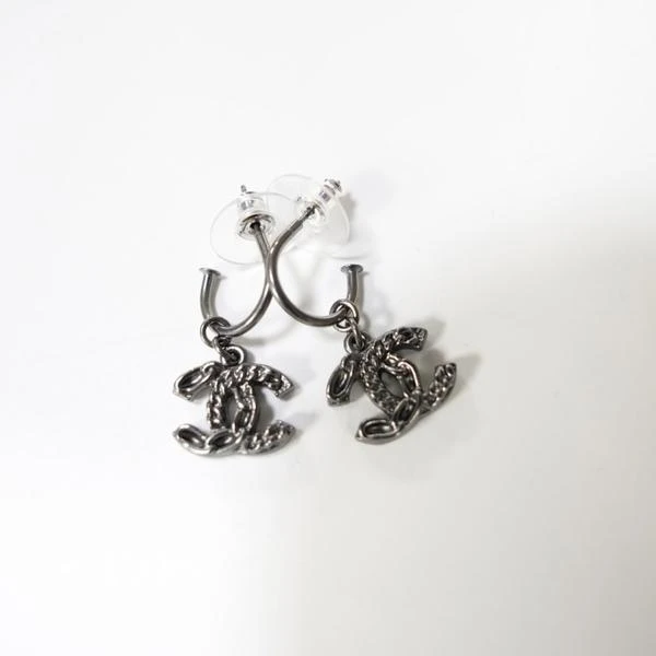 Chanel 枪黑色双C吊坠耳钉