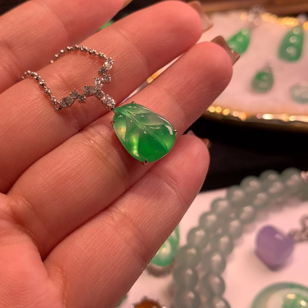 翡翠颈饰18K金镶嵌吊坠