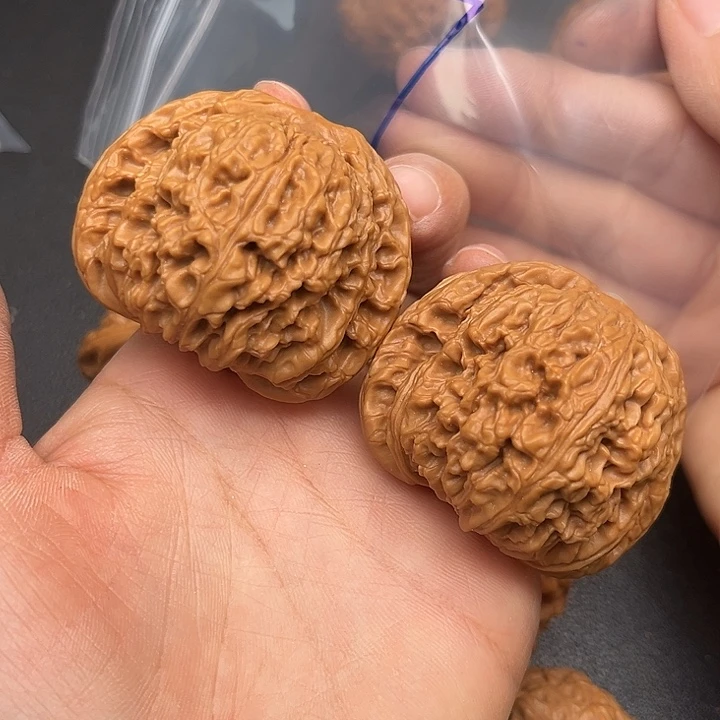 美***天桃核吊坠7号南疆石