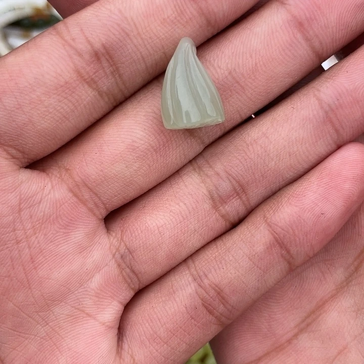 夏***雪和田玉（糖玉）未镶嵌颈饰