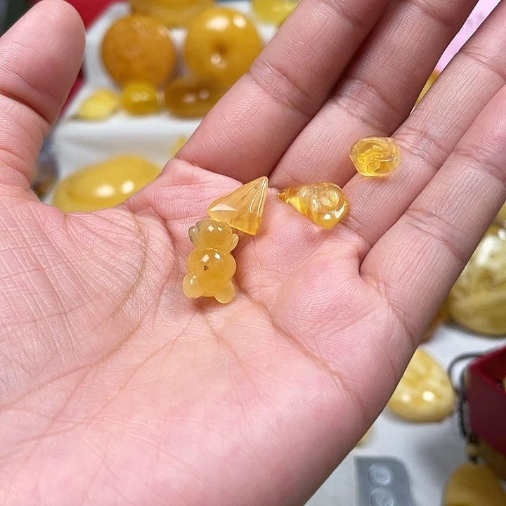 未镶嵌蜜蜡裸石小雕刻