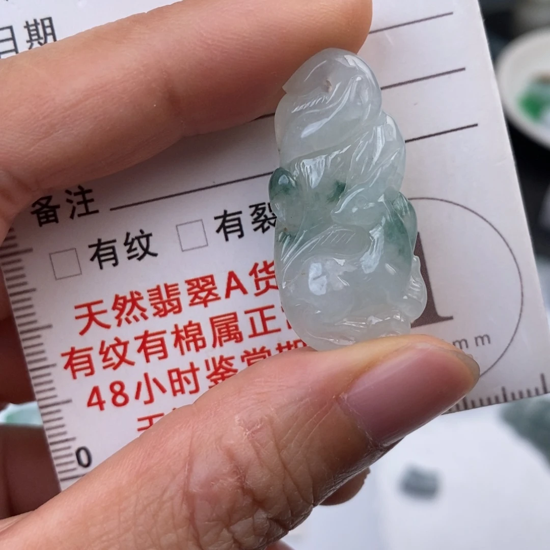 翡翠未镶嵌颈饰九尾狐