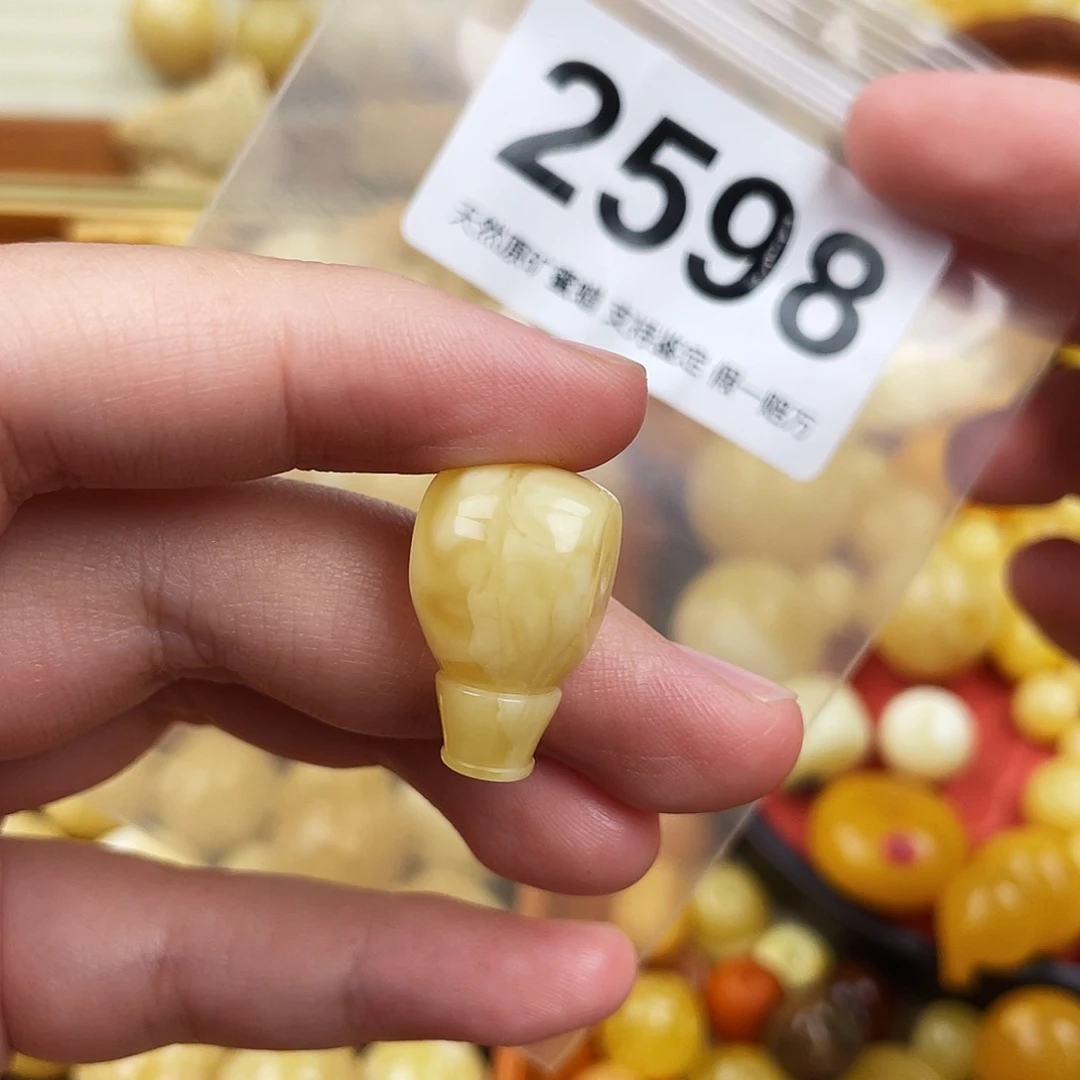 未镶嵌琥珀珠宝奇石12.4