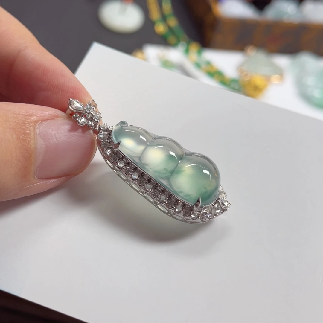 翡翠未镶嵌颈饰福豆