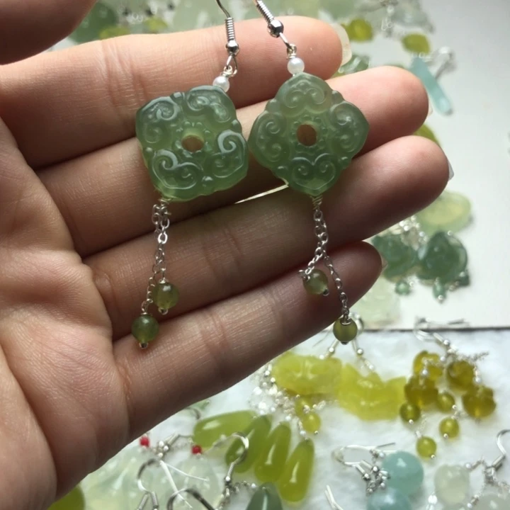 蛇纹石玉耳饰合金