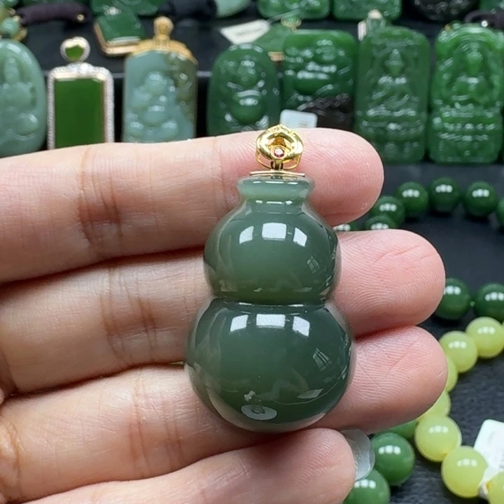 颈饰18K金镶嵌和田玉