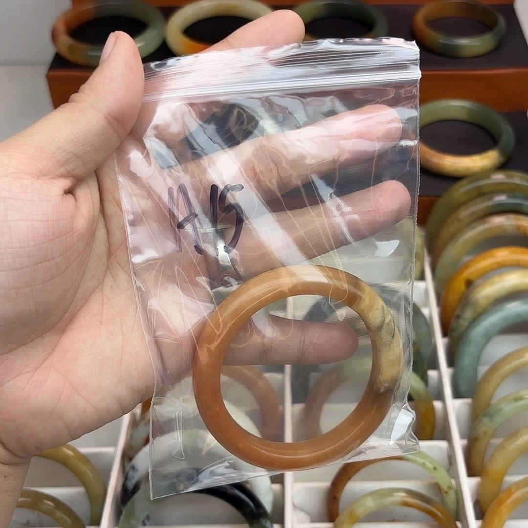 粉***点蛇纹石玉未镶嵌手镯