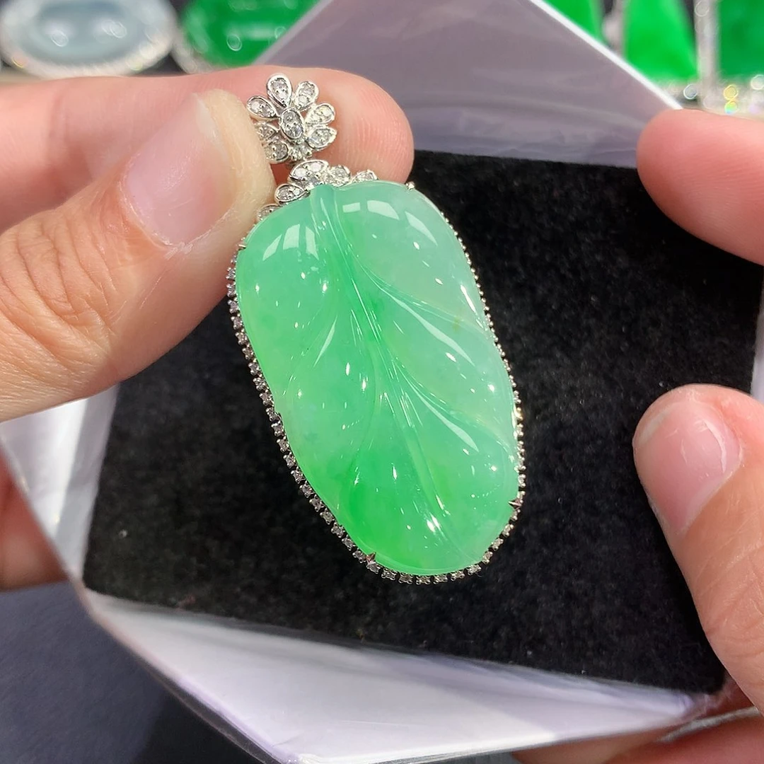 翡翠吊坠(赠链)18K金镶嵌