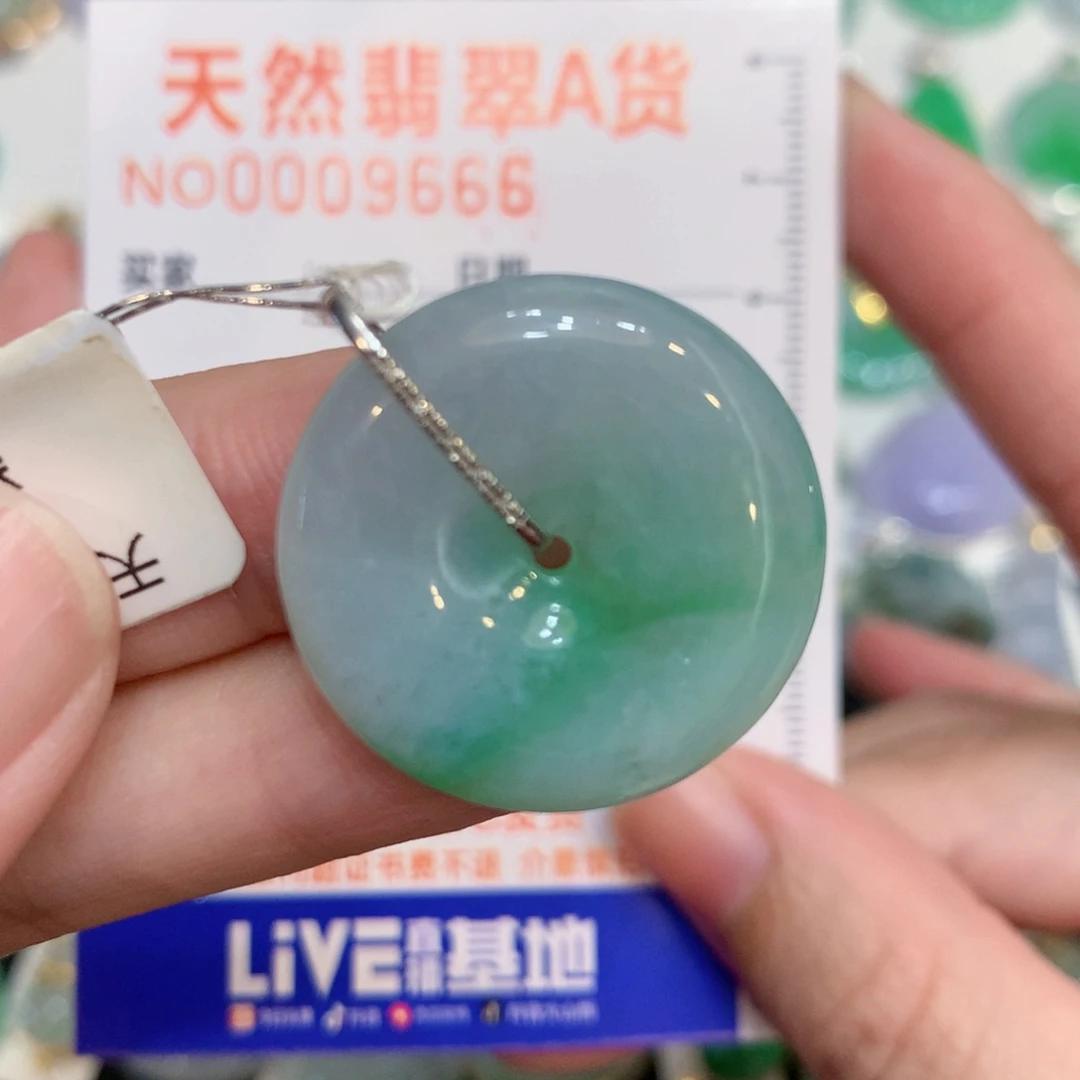 翡翠18K金镶嵌颈饰扣