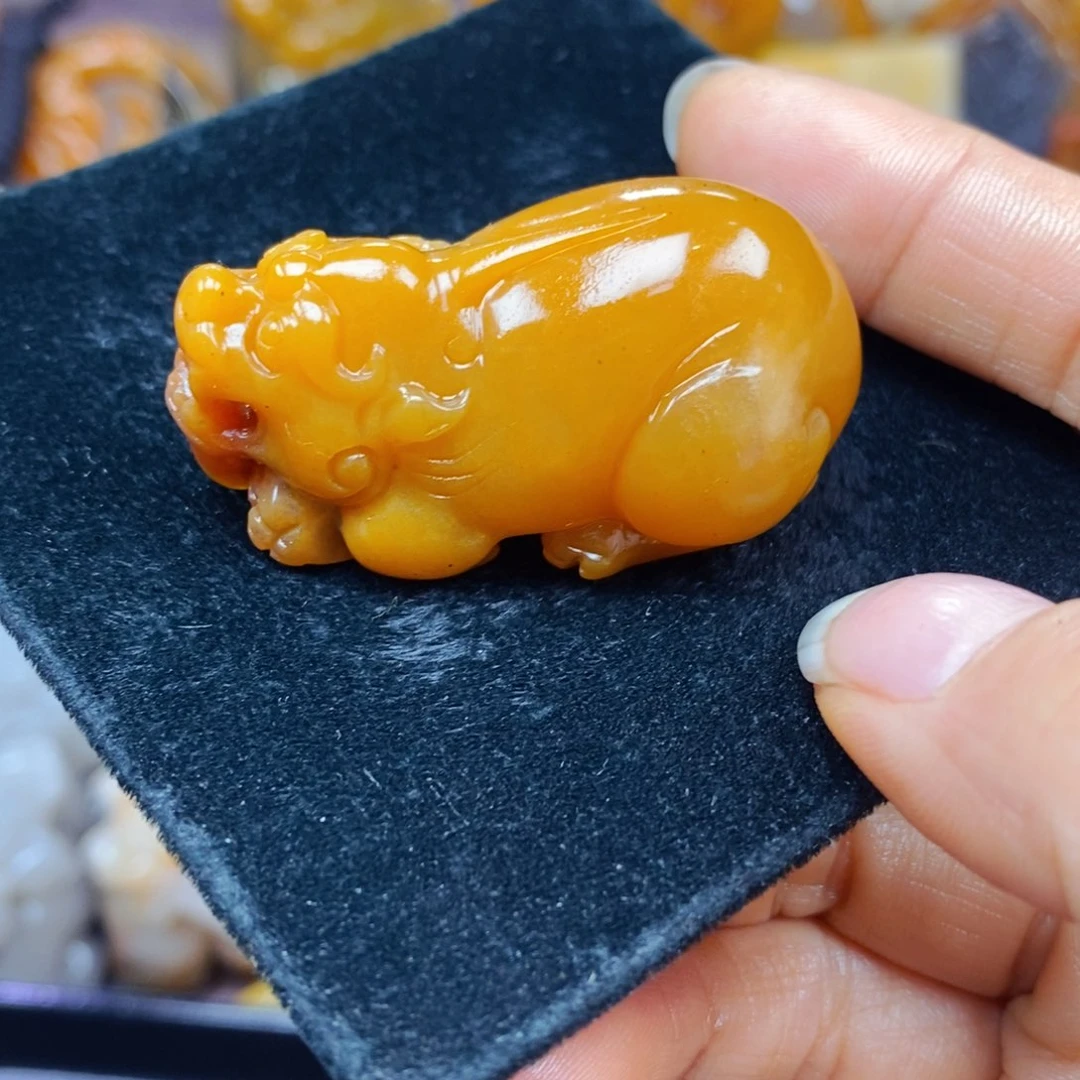 未镶嵌石英质玉（黄龙玉）颈饰
