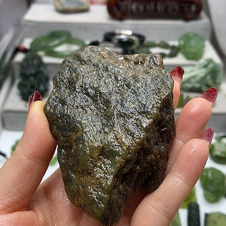 蛇纹石玉挂件未镶嵌土*龙