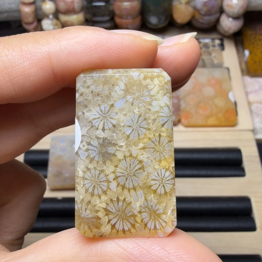 硅化玉未镶嵌玉透立体小花