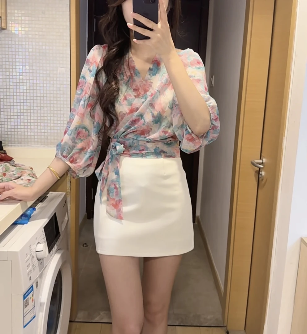 法式轻熟风V领交叉绑带高级感印花显瘦百搭减龄洋气系带短上衣