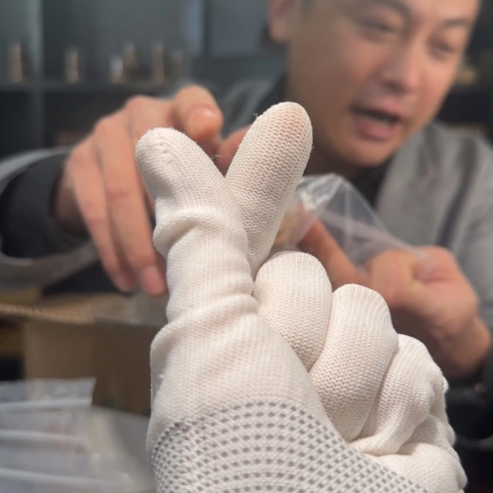 痞****桃核吊坠十级礼物