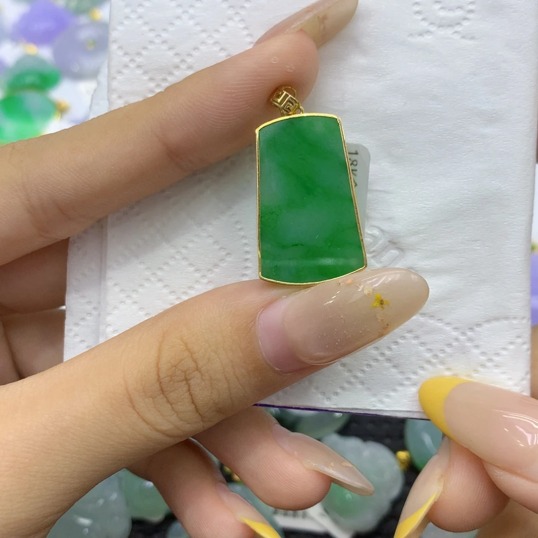 翡翠18K金镶嵌颈饰