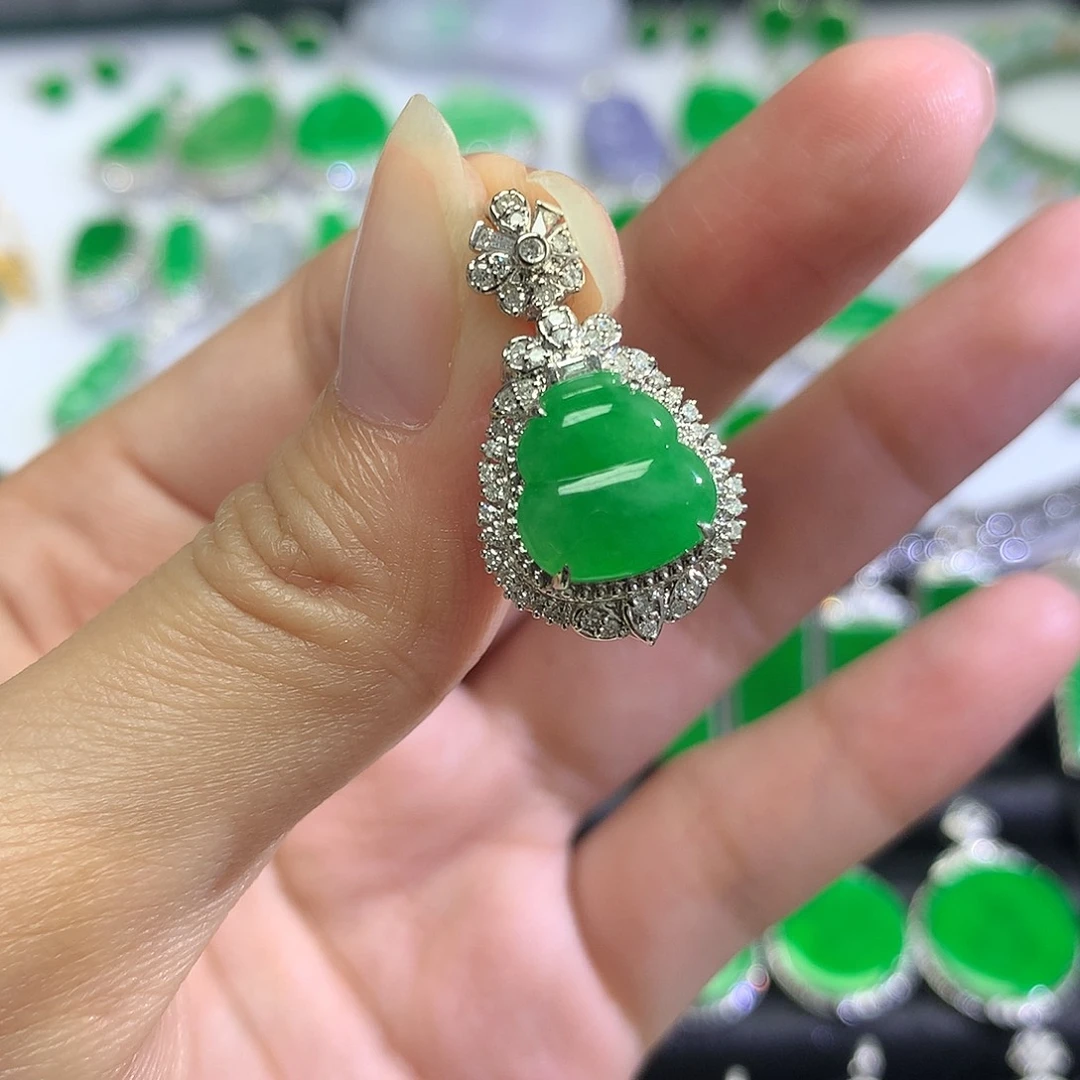 18K金镶嵌翡翠耳饰