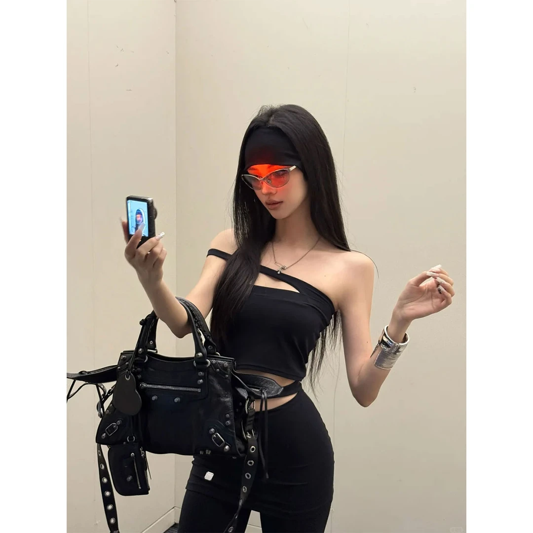 2025夏季新款时髦个性斜裁短款背心女性感修身显瘦上衣配修身长裤