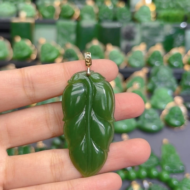 颈饰18K金镶嵌和田玉（碧玉）