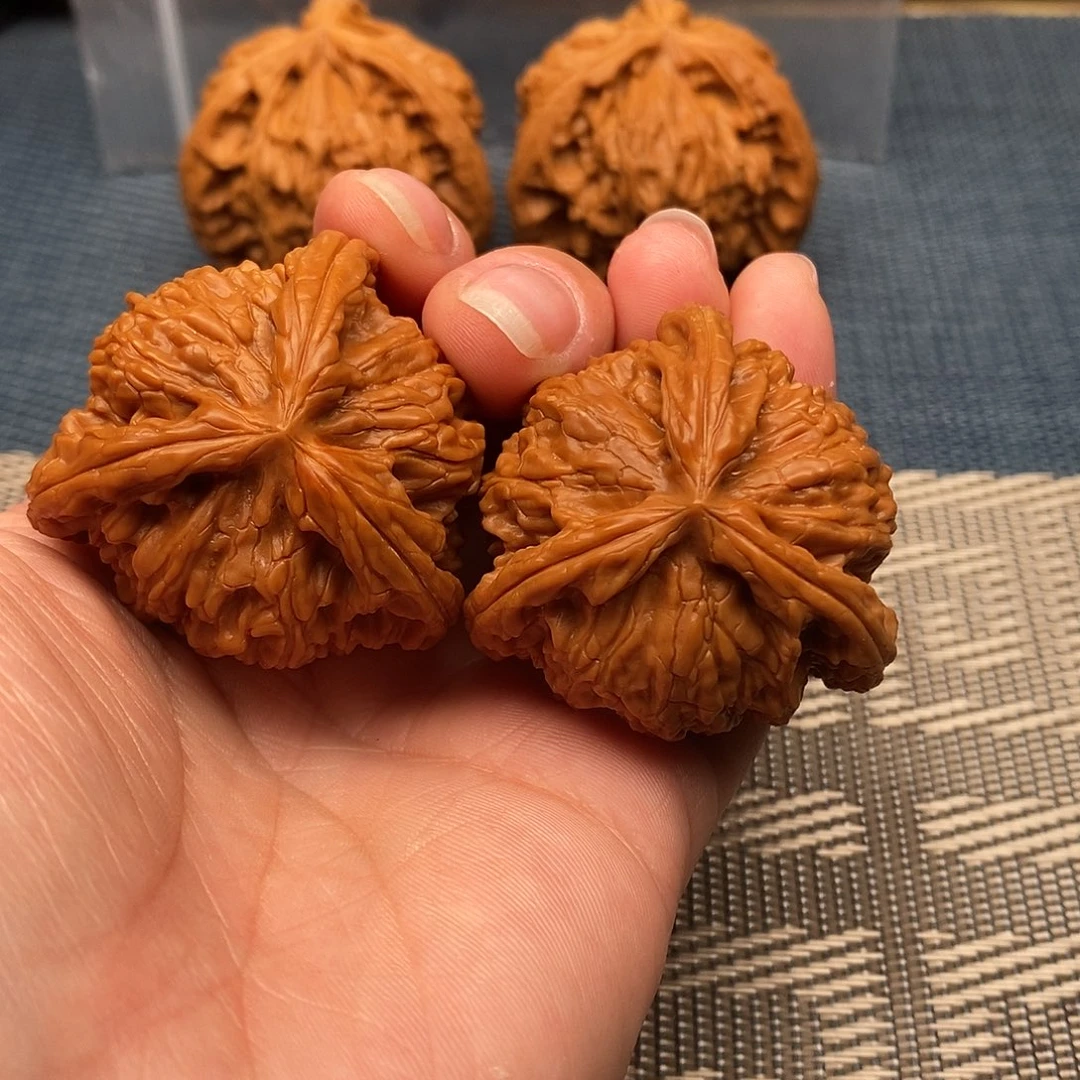 陈***洪吊坠文玩核桃三棱