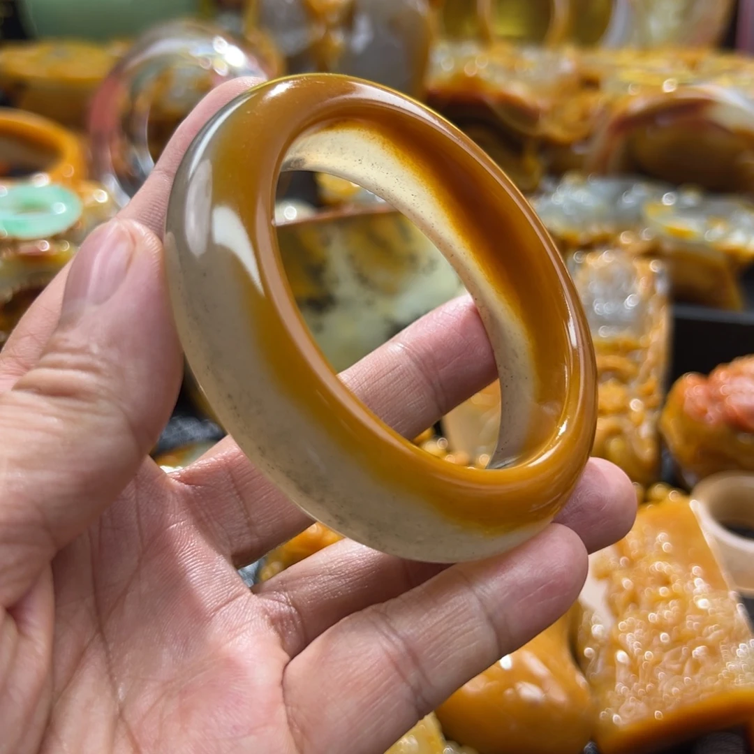 颈饰未镶嵌石英质玉