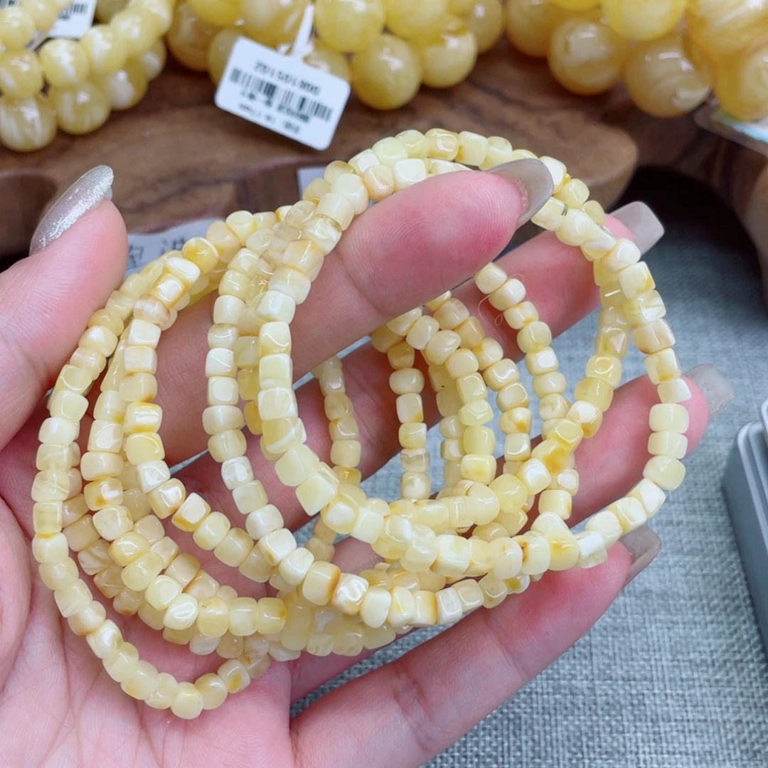 未镶嵌蜜蜡裸石多样性发其中一个