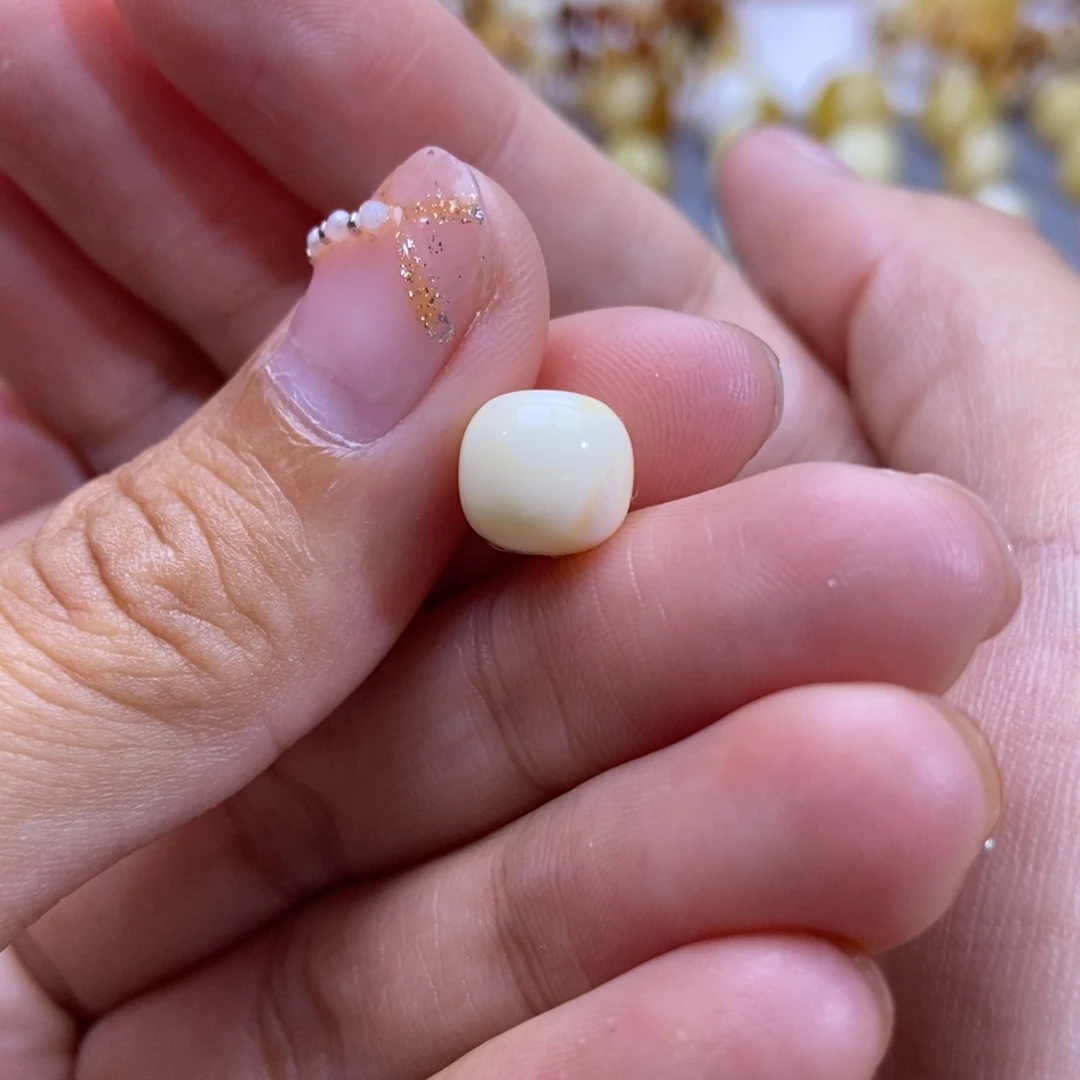 琥珀珠宝奇石未镶嵌不****。