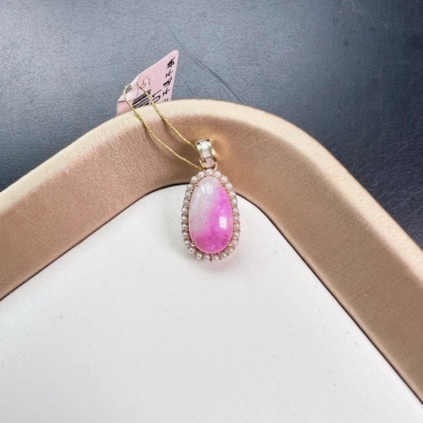 【推荐】18k金镶嵌冰飘蜜桃舒俱来吊坠/S0126701