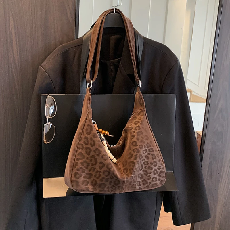 高级感豹纹大容量绒面包包女时尚潮百搭单肩斜挎包通勤牛角包