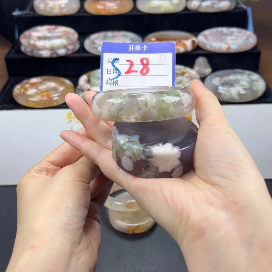 玉***子石英质玉未镶嵌手镯