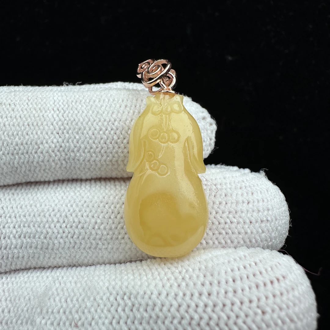 Y1879 天然俄料蜜蜡旗袍吊坠 12*15mm 北京抖音基地发货