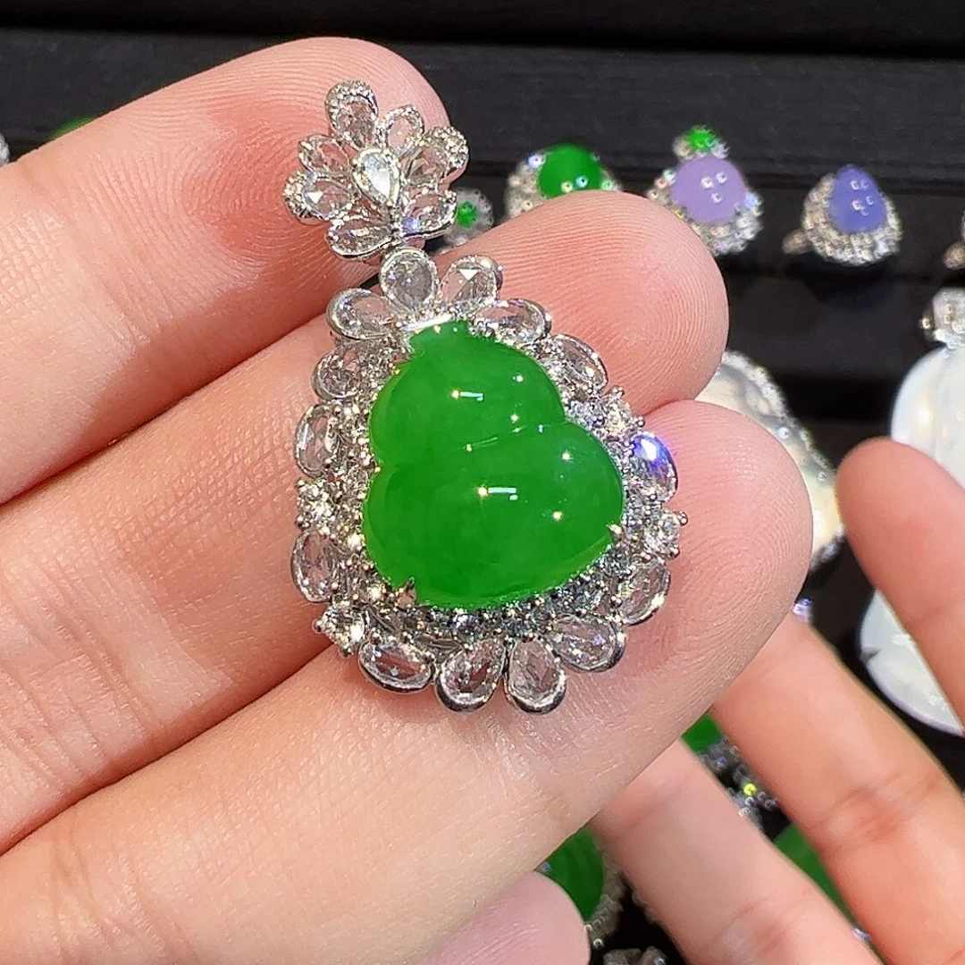 翡翠18K金镶嵌颈饰葫芦