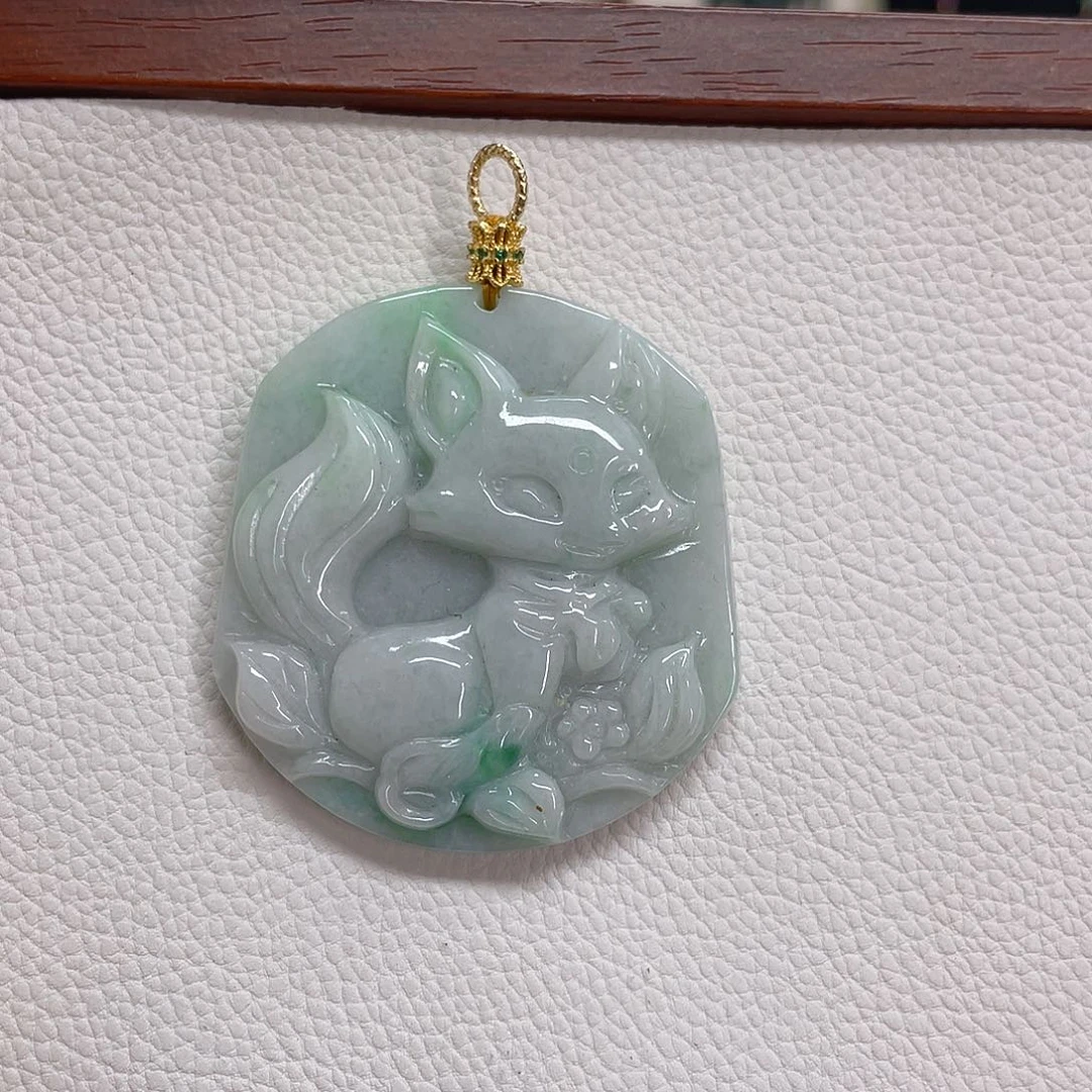 翡翠未镶嵌颈饰小狐狐