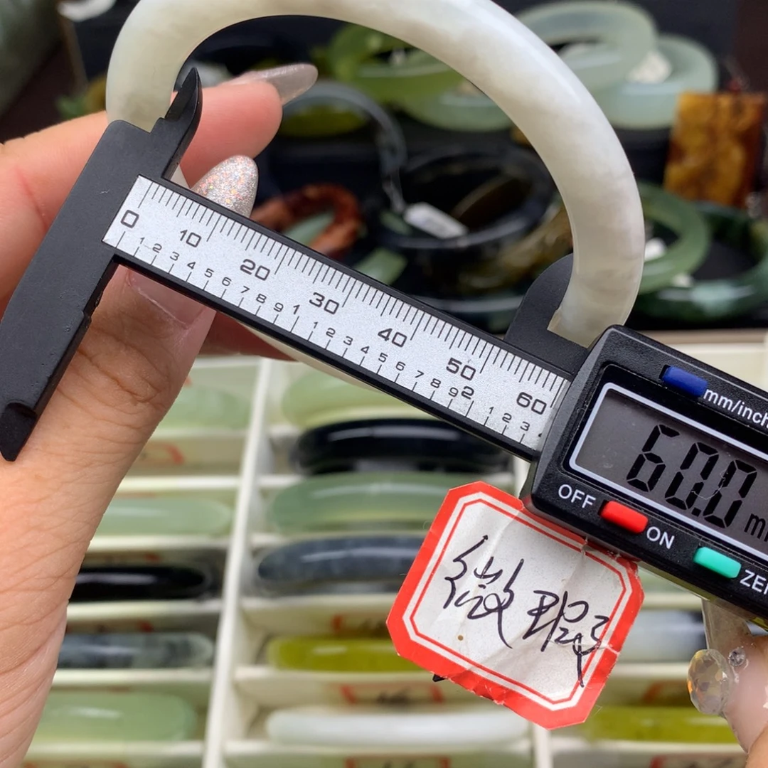 蛇纹石玉未镶嵌手镯2