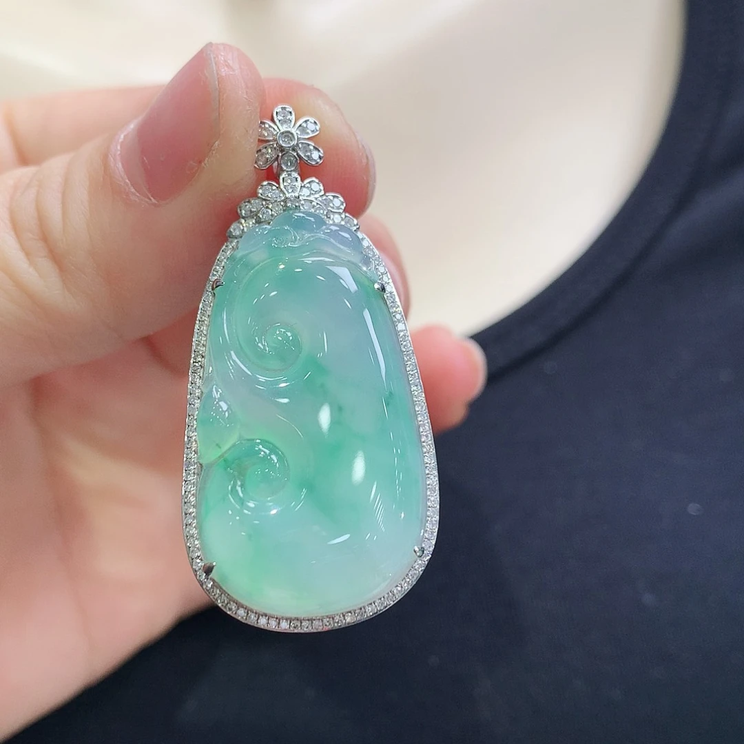 翡翠颈饰18K金镶嵌如意