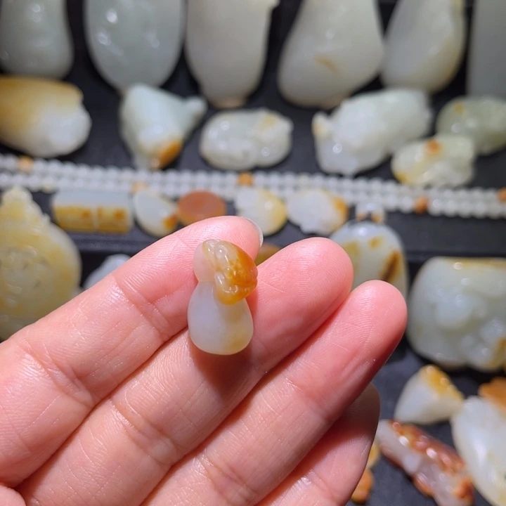 顺***腾和田玉未镶嵌颈饰