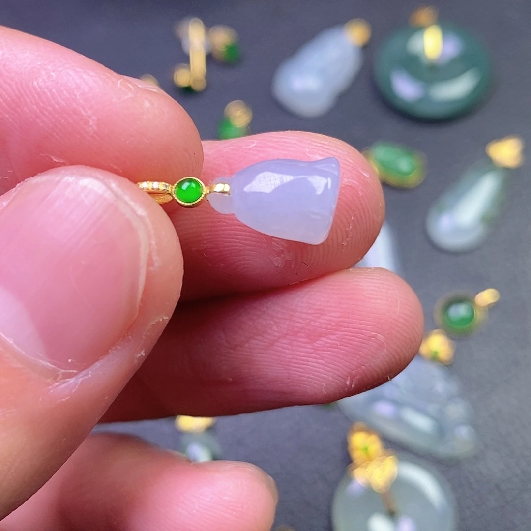 颈饰18K金镶嵌翡翠