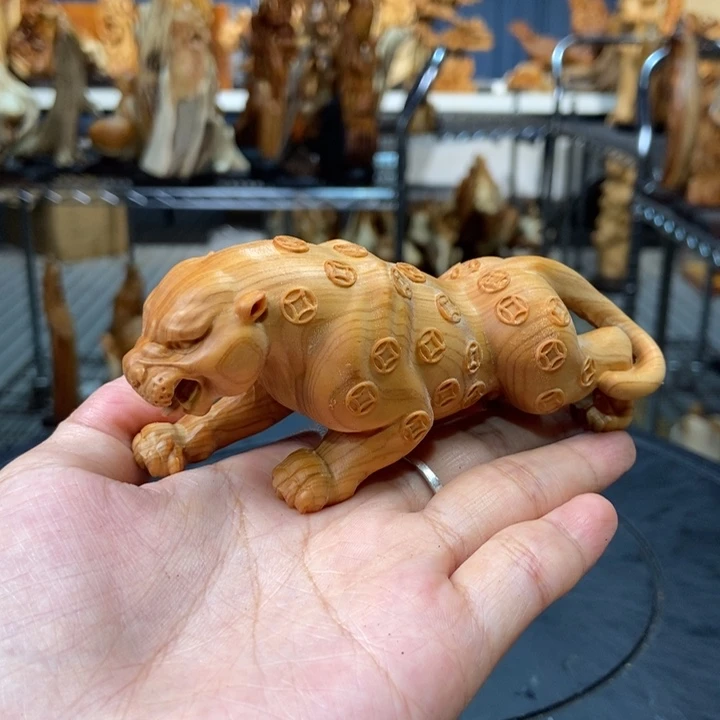 柏木（崖柏）手把件金钱豹