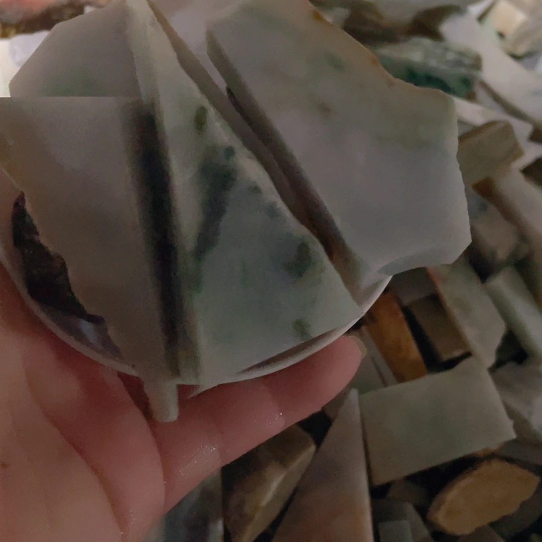 颈饰未镶嵌翡翠。