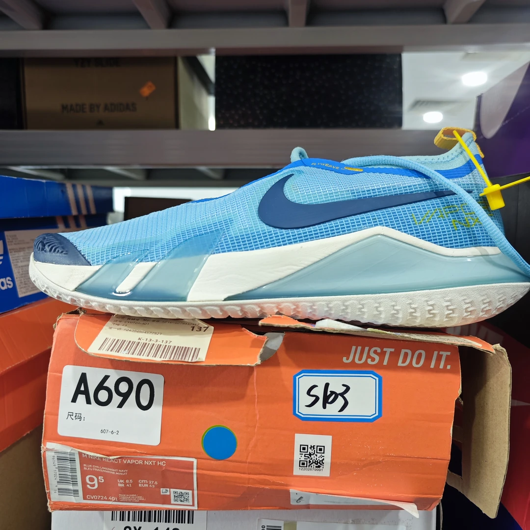nike 白蓝运动鞋 全新原盒 43码 12.6 bai A690