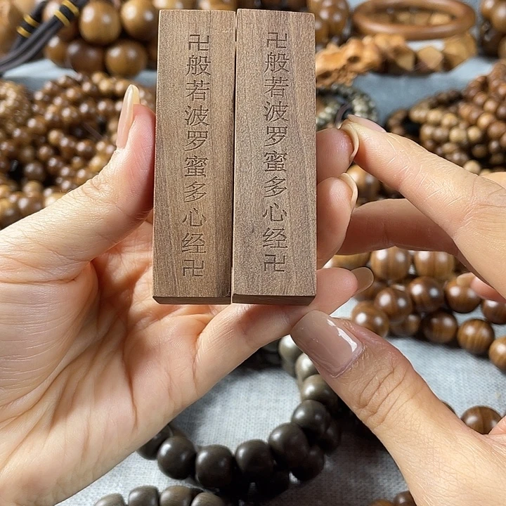 木老山檀雕花手把件
