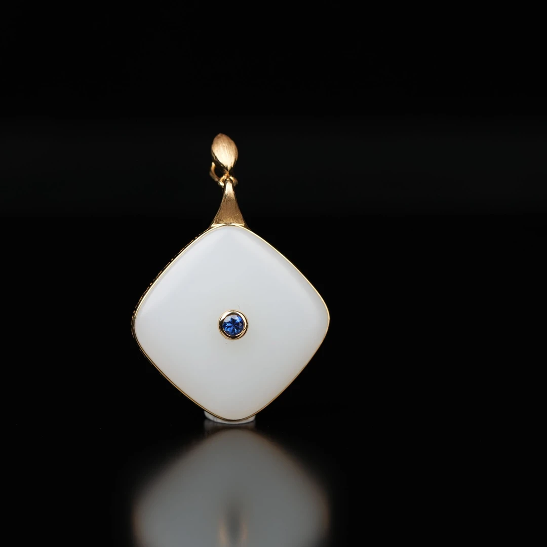 典藏级 和田白玉顶俄高白过灯方牌吊坠 47*31*13mm± H20155