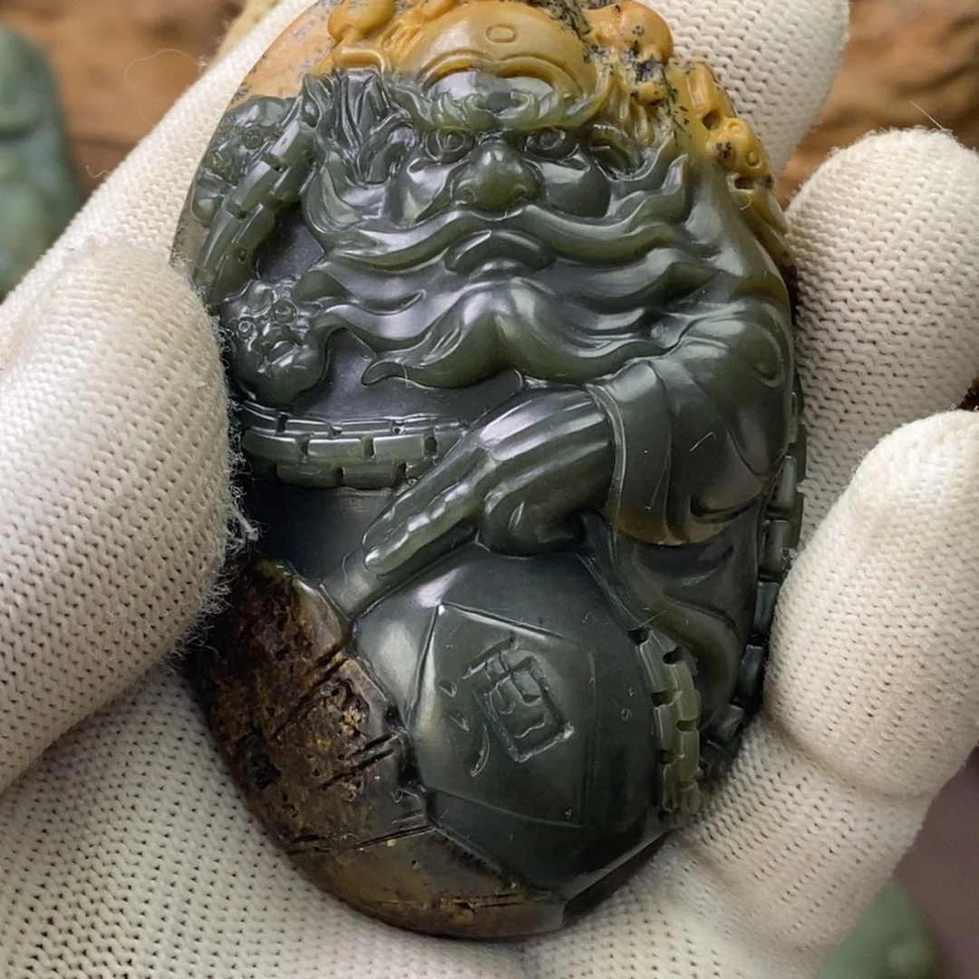 顾***思未镶嵌岫岩河磨玉（透闪石质玉）挂件