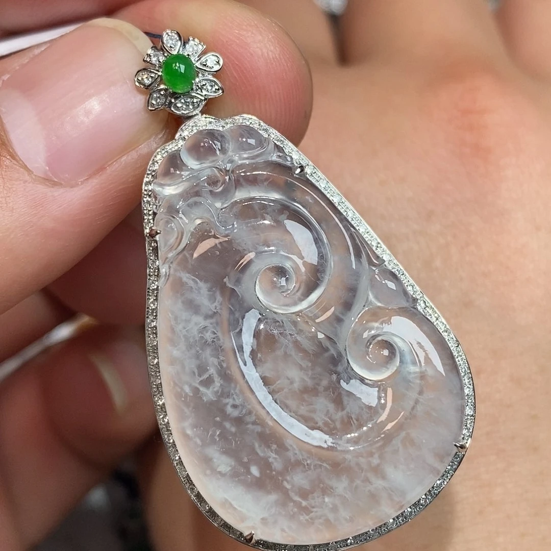 翡翠颈饰18K金镶嵌如意