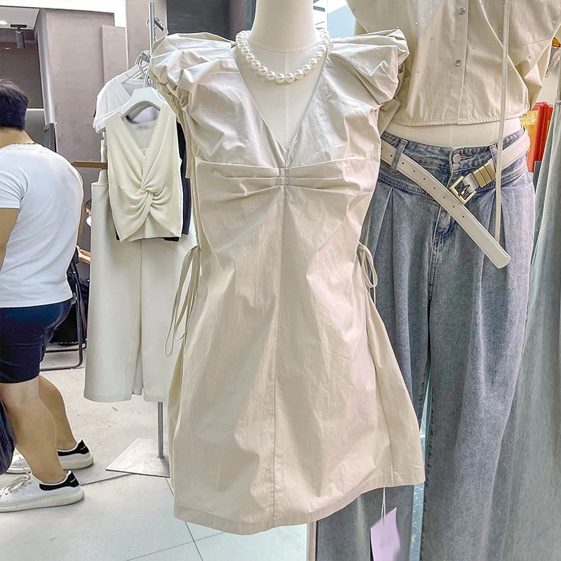 【清仓】十三行夏季小心机V领泡泡露腰A字系带镂空背心连衣裙23500