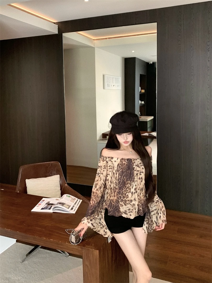 性感小野猫一字肩露肩豹纹喇叭袖上衣女2025早秋新款显瘦短裤套装