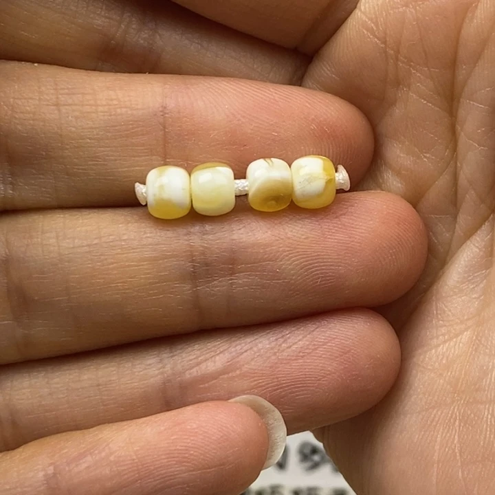 未镶嵌蜜蜡裸石超**力尺寸5.5，瑕疵珠