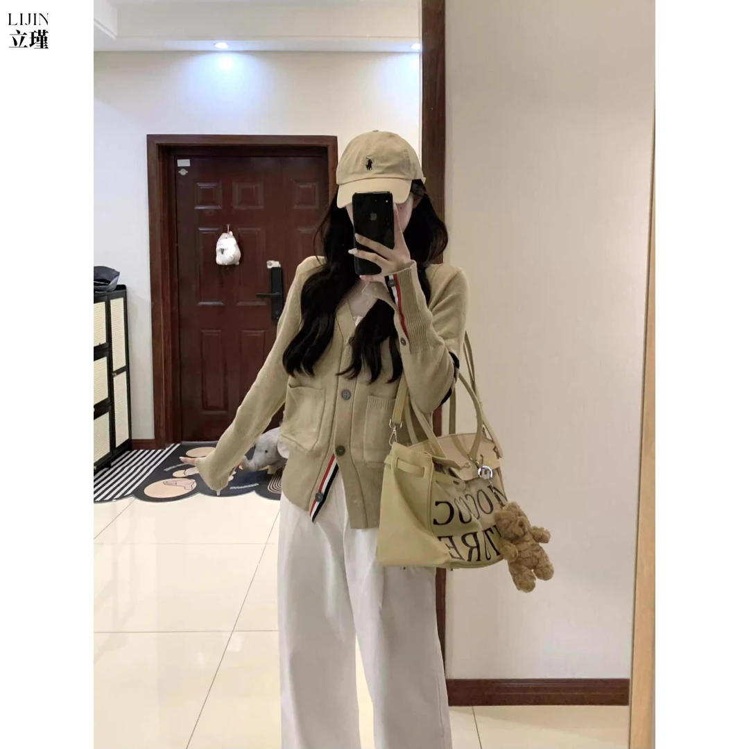 早秋新款软糯慵懒风针织衫上衣女V领短款宽松百搭毛秋冬正肩内搭