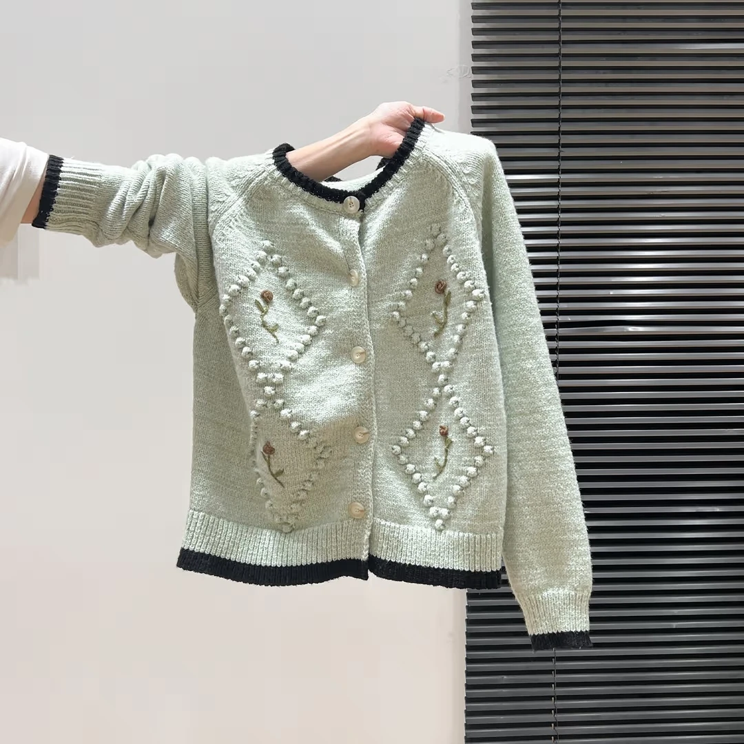 小婉薇秋季新款撞色绣花菱格排扣长袖针织开衫毛衣外套宽松上衣女